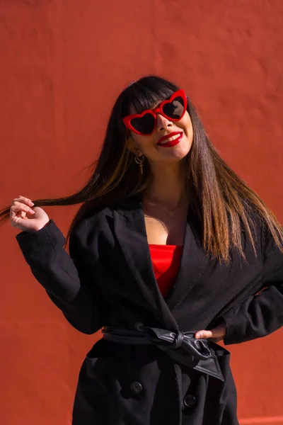 Chica Morena Retrato Con Fondo Rojo Con Gafas Corazones San —  Fotos de Stock