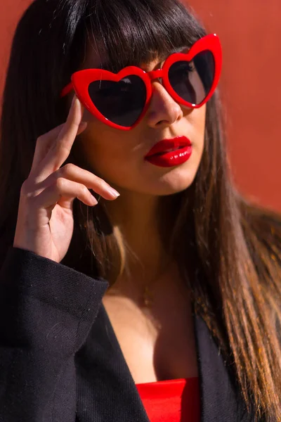 Menina Morena Fundo Vermelho Com Óculos Corações Valentine Retrato Menina — Fotografia de Stock