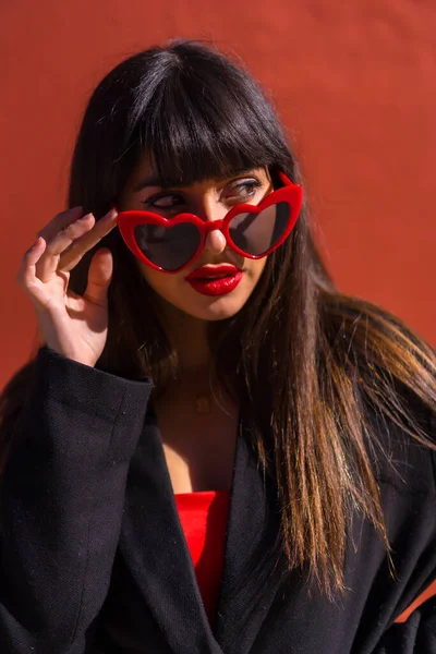 Menina Morena Retrato Fundo Vermelho Com Óculos Corações Dia Dos — Fotografia de Stock