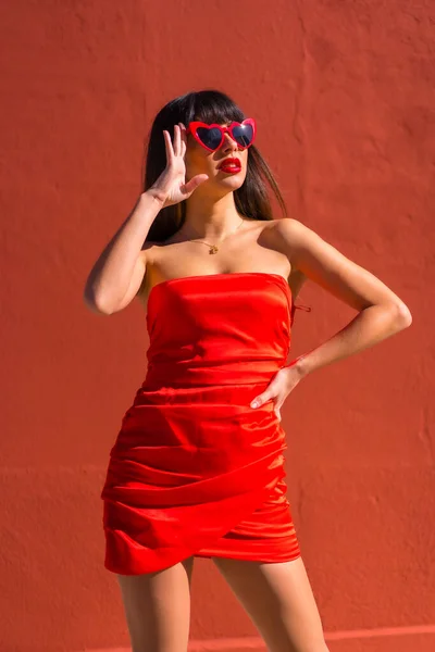 Ragazza Bruna Uno Sfondo Rosso Con Bicchieri Cuori Vestito Rosso — Foto Stock