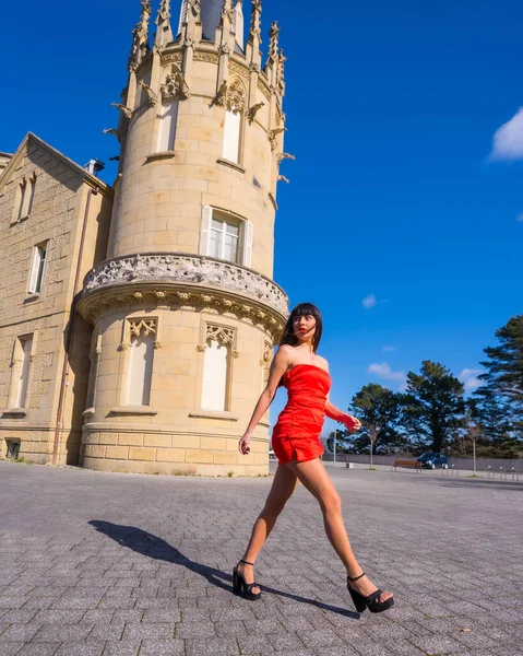 Retrato Vestido Vermelho Belo Castelo Menina Atraente Andando — Fotografia de Stock