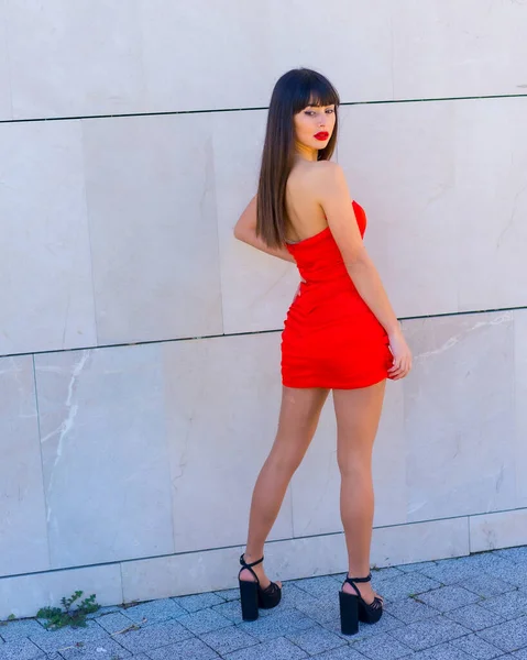 Porträt Roten Kleid Einer Grauen Wand Attraktives Mädchen Modepose Von — Stockfoto