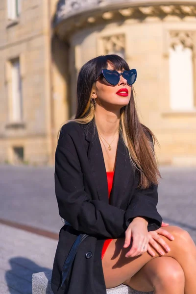 Güzel Şatoda Kırmızı Elbiseli Portre Çekici Kız Siyah Kalp Gözlüğü — Stok fotoğraf