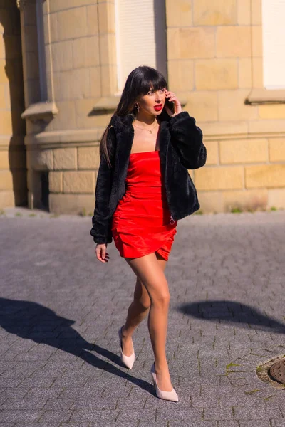Młoda Kobieta Czerwonej Sukience Pięknym Zamku Chodząca Rozmawiająca Przez Telefon — Zdjęcie stockowe