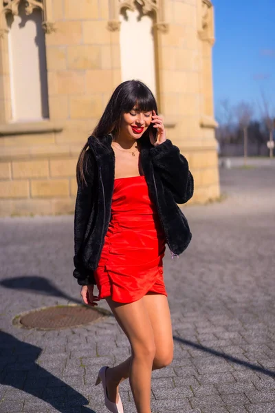 Mujer Joven Con Vestido Rojo Hermoso Castillo Caminando Hablando Por — Foto de Stock