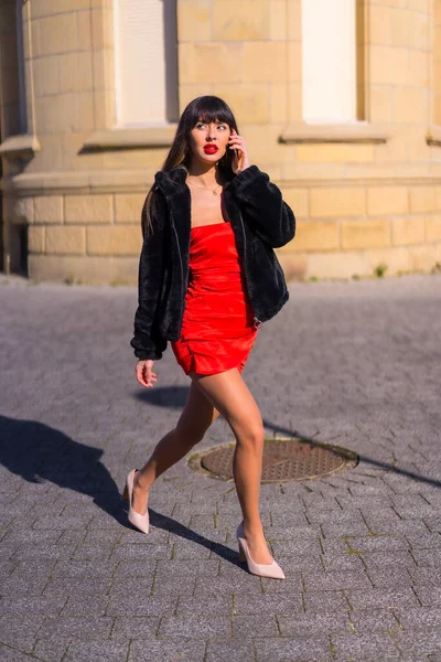 Mujer Joven Vestido Rojo Hermoso Castillo Caminando Hablando Por Teléfono — Foto de Stock