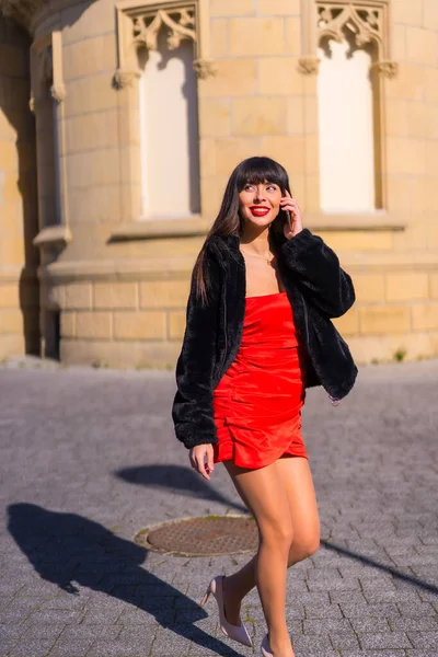 Ung Kvinna Med Röd Klänning Ett Vackert Slott Promenader Och — Stockfoto
