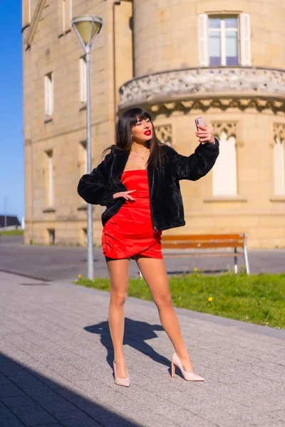 Jeune Femme Avec Robe Rouge Dans Beau Château Prendre Selfie — Photo