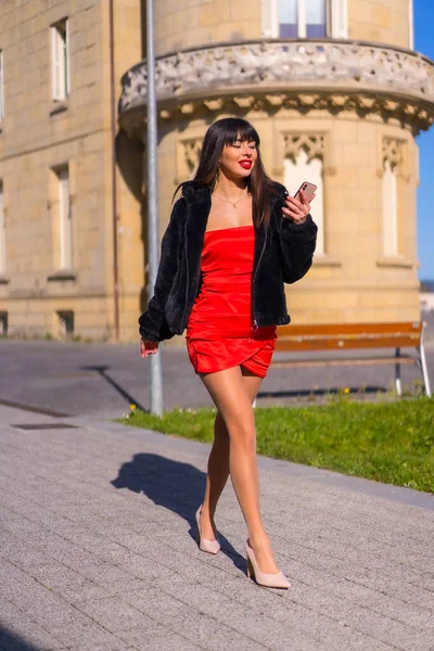 Mujer Joven Con Vestido Rojo Hermoso Castillo Caminando Hablando Por — Foto de Stock