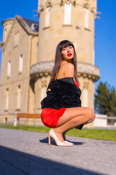 Mujer Joven Con Vestido Rojo Hermoso Castillo Posando Moda Sonriendo — Foto de Stock