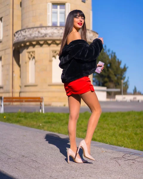 Mujer Joven Vestido Rojo Hermoso Castillo Caminando Pose Moda Sonriendo — Foto de Stock