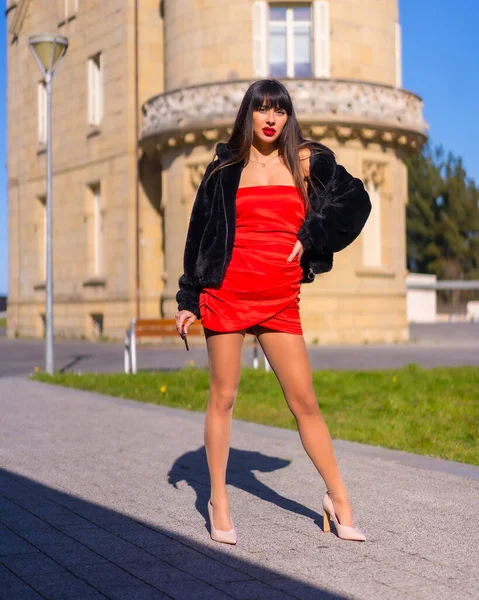 Jonge Vrouw Rode Jurk Mooi Kasteel Wandelen Mode Pose — Stockfoto
