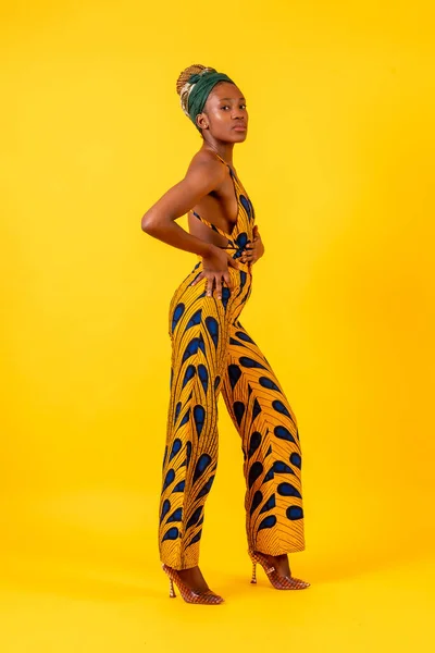 Αφρικανική Νεαρή Γυναίκα Στο Στούντιο Κίτρινο Φόντο Παραδοσιακή Φορεσιά — Φωτογραφία Αρχείου