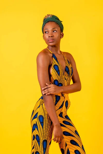 Stüdyoda Sarı Arka Planda Afrikalı Genç Bir Kadın Geleneksel Kostümlü — Stok fotoğraf