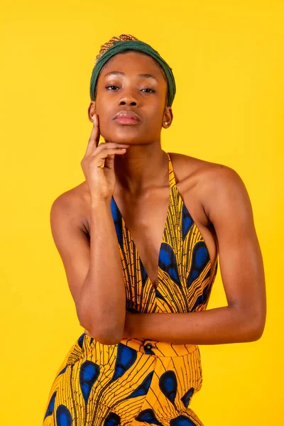 Jeune Femme Africaine Dans Studio Sur Fond Jaune Portrait Costume — Photo