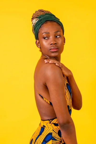 黄色の背景 伝統的な衣装 垂直方向の写真のスタジオでアフリカの若い女性 — ストック写真