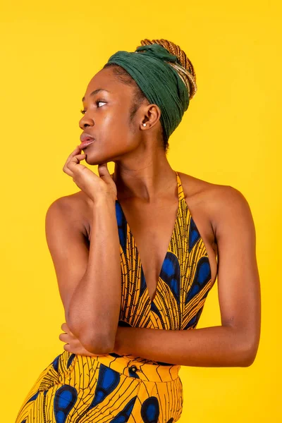 Mujer Joven Africana Estudio Sobre Fondo Amarillo Retrato Traje Tradicional — Foto de Stock