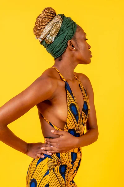 Mujer Joven Africana Estudio Sobre Fondo Amarillo Traje Tradicional Mirando — Foto de Stock