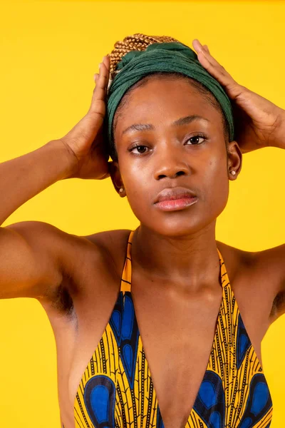 Jeune Femme Africaine Robe Traditionnelle Sur Fond Jaune Look Séduisant — Photo