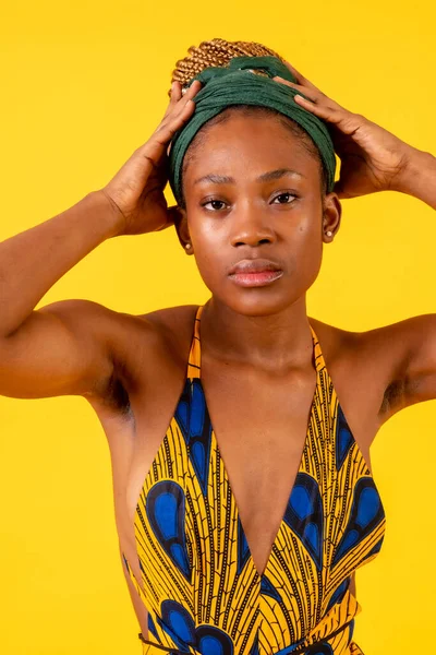 Mujer Joven Africana Estudio Sobre Fondo Amarillo Traje Tradicional Mirada — Foto de Stock