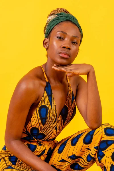 Mujer Africana Joven Con Traje Tradicional Sobre Fondo Amarillo Sentado — Foto de Stock