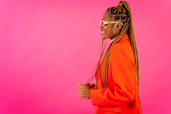 Afrikaanse Jonge Vrouw Met Vlechten Een Roze Achtergrond Portret Studio — Stockfoto