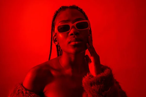 Aantrekkelijke Zwarte Etnische Vrouw Met Vlechten Met Rode Led Verlichting — Stockfoto