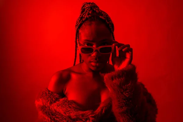 魅力的な黒民族の女性とともに赤Ledライト 魅力的な外観とトラップダンサー — ストック写真