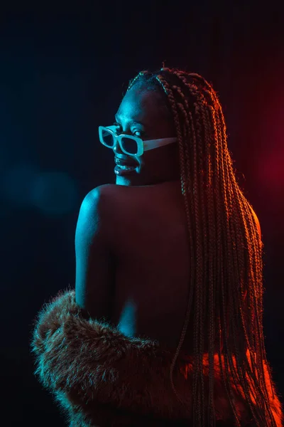 Femme Ethnique Noire Avec Des Tresses Aux Lumières Led Bleues — Photo