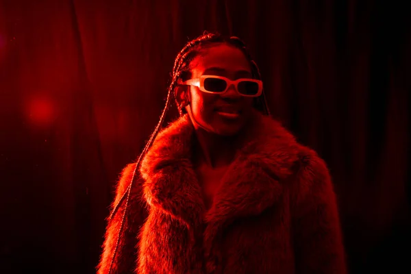 Nuori Afrikkalainen Nainen Punokset Punainen Led Valot Ansa Tanssija Muotokuva — kuvapankkivalokuva