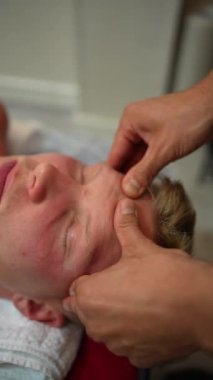 Fizyoterapist, müşterinin sırtına elleriyle fizyoterapi yapıyor.