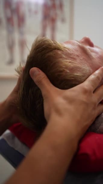 Fizjoterapeuta Robi Fizjoterapeutyczny Masaż Pleców Klienta Dłońmi — Wideo stockowe