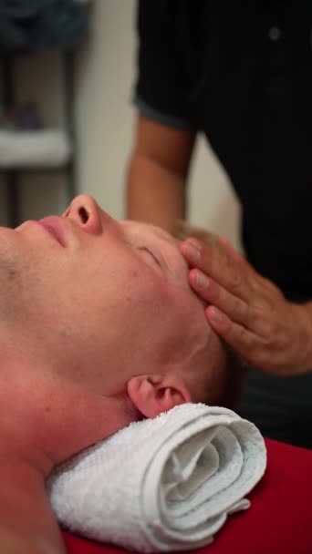 Fisioterapeuta Fazendo Uma Massagem Fisioterapêutica Nas Costas Cliente Com Mãos — Vídeo de Stock