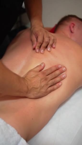 Fysiotherapeut Doet Een Fysiotherapeutische Massage Rug Van Klant Met Zijn — Stockvideo