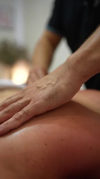Fisioterapista Che Massaggio Fisioterapico Alla Schiena Del Cliente Con Mani — Video Stock