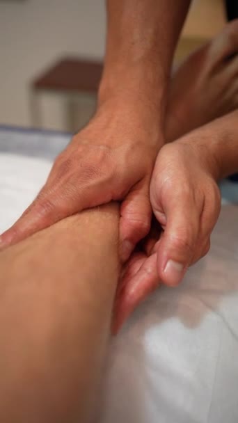 Physiotherapeut Bei Einer Physiotherapeutischen Massage Mit Den Händen Auf Den — Stockvideo