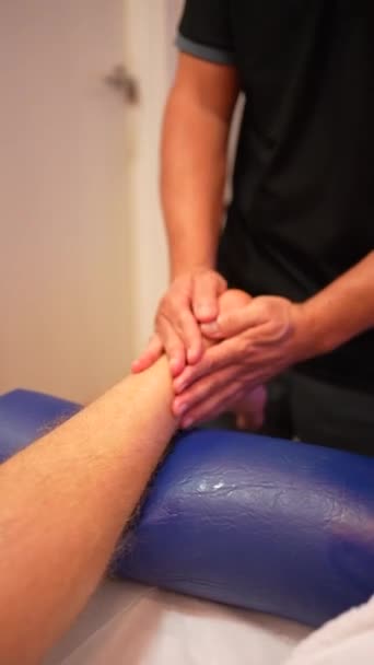 Fizjoterapeuta Robi Fizjoterapeutyczny Masaż Pleców Klienta Dłońmi — Wideo stockowe