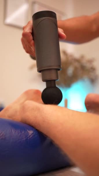Fysiotherapeut Doet Een Fysiotherapeutische Massage Rug Van Klant Met Zijn — Stockvideo