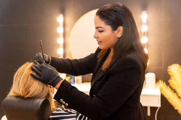Kozmetik Dükkanındaki Latin Kadın Müşteriye Kaşlarını Düzeltiyor — Stok fotoğraf