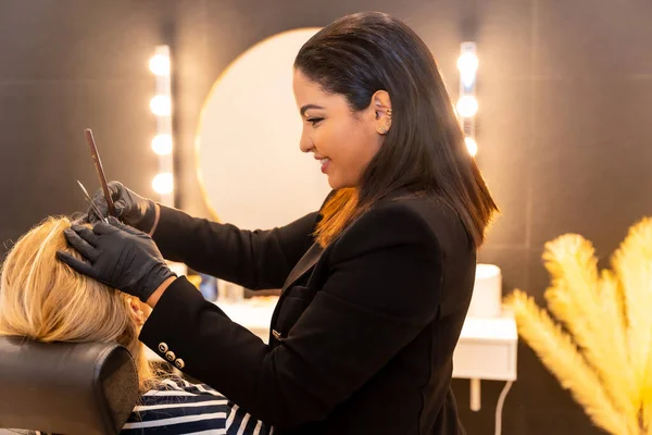 Kozmetik Dükkanındaki Latin Kadın Müşteriye Kaşlarını Düzeltiyor — Stok fotoğraf