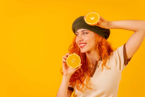 Подросток Рыжая Девушка Держит Оранжевый Изолированном Желтом Фоне — стоковое фото