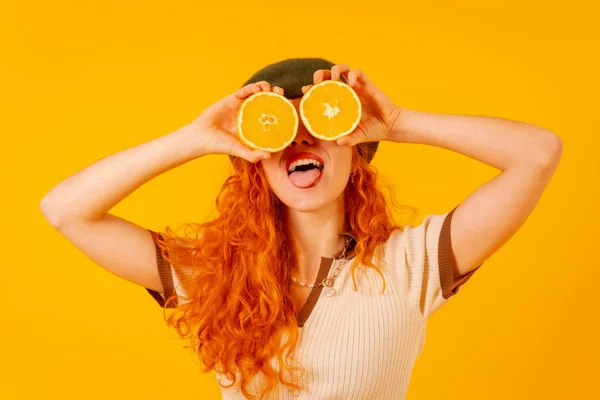 Підліток Руда Дівчина Тримає Апельсин Над Ізольованим Жовтим Тлом Прикриваючи — стокове фото