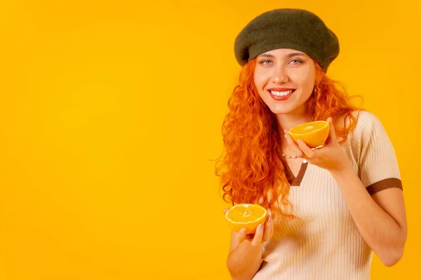 Руда Жінка Тримає Апельсин Над Ізольованим Жовтим Тлом Дуже Задоволена — стокове фото