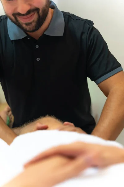 Man Fysiotherapeut Uitvoeren Fysiotherapie Massage Naar Blond Client Dij — Stockfoto