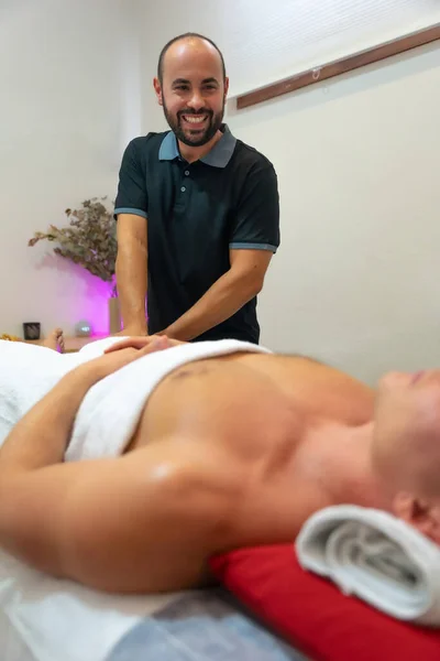 Physiothérapeute Faisant Massage Physiothérapeutique Cliente Blonde Sur Cuisse — Photo