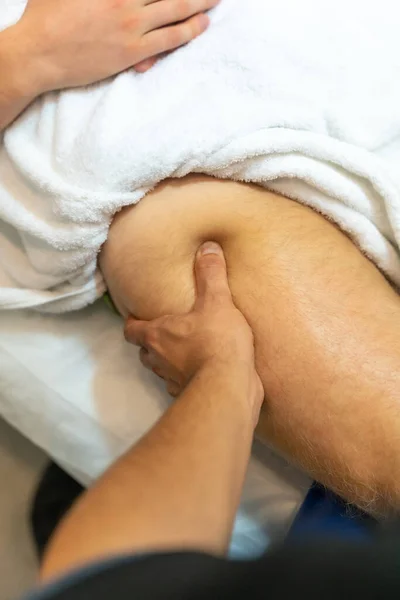 Detail Van Een Fysiotherapeut Die Een Fysiotherapeutische Massage Doet Bij — Stockfoto