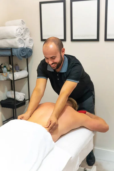 Fisioterapeuta Fazendo Uma Massagem Fisioterapêutica Nas Costas Cliente Com Mãos — Fotografia de Stock