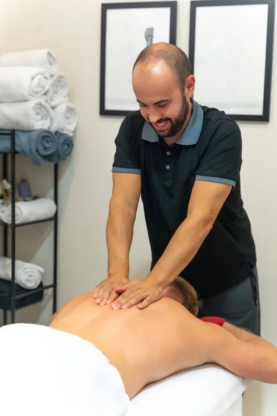 Fisioterapeuta Fazendo Uma Massagem Fisioterapêutica Nas Costas Cliente Com Mãos — Fotografia de Stock