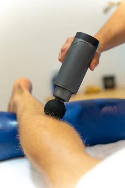 Fysiotherapeut Doet Een Fysiotherapie Massage Aan Klant Het Been Met — Stockfoto