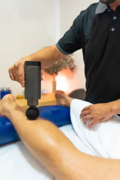 Fizjoterapeuta Robi Fizjoterapeutyczny Masaż Klientowi Piłce Nogi Pomocą Maszyny — Zdjęcie stockowe